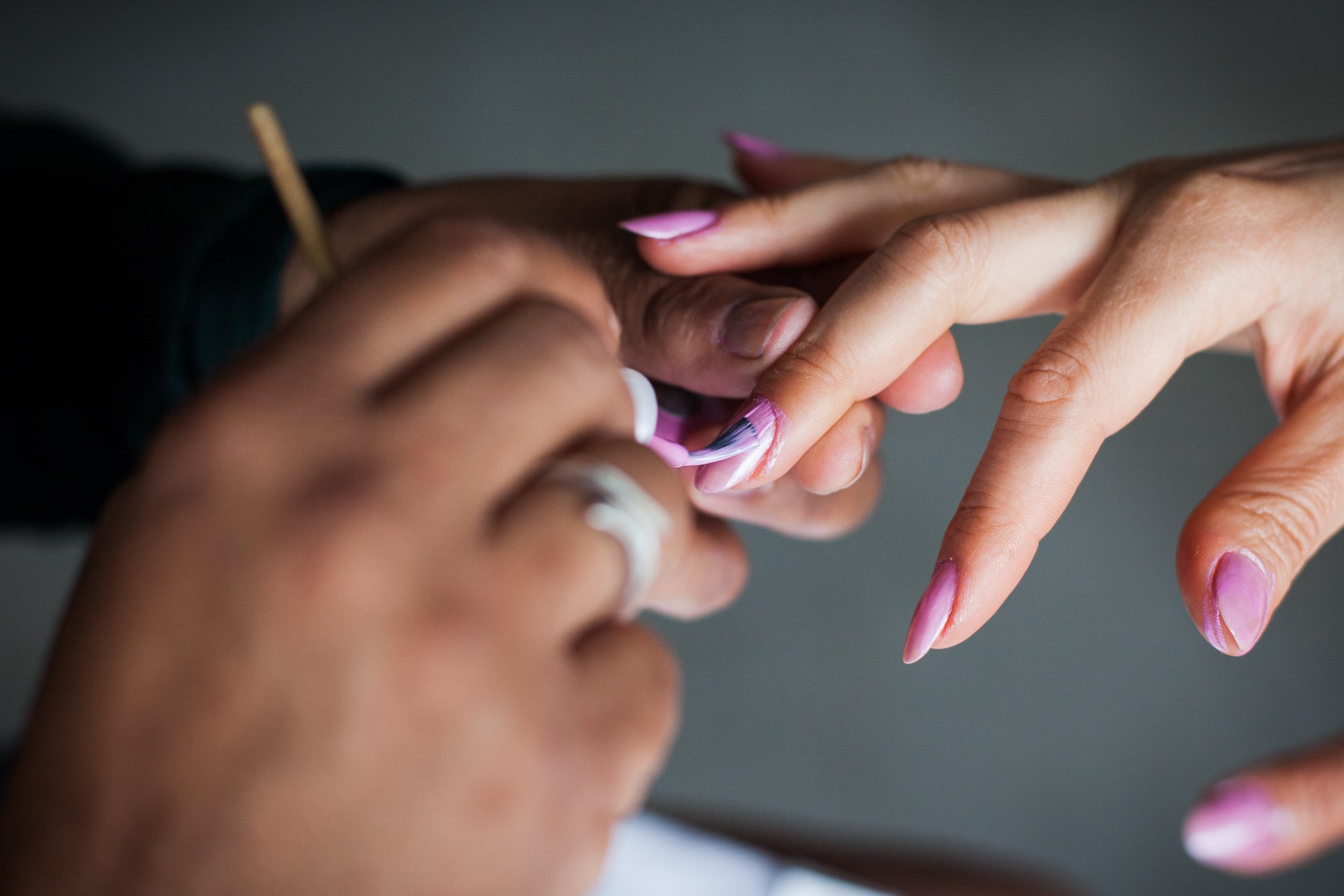 Use um esmalte rosa Ilusão, como base.